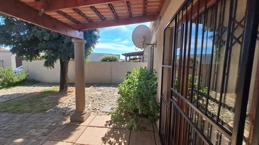 2 Bedroom Property for Sale in Langenhovenpark Free State